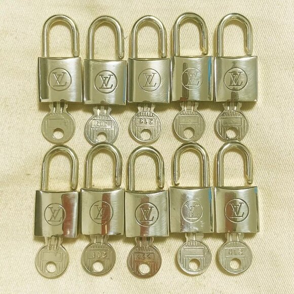LOUIS VUITTON LV 10 SET PADLOCK CADENA KEY BAG CHARM GOLD PLATED FRANCE - Picture 5 of 12